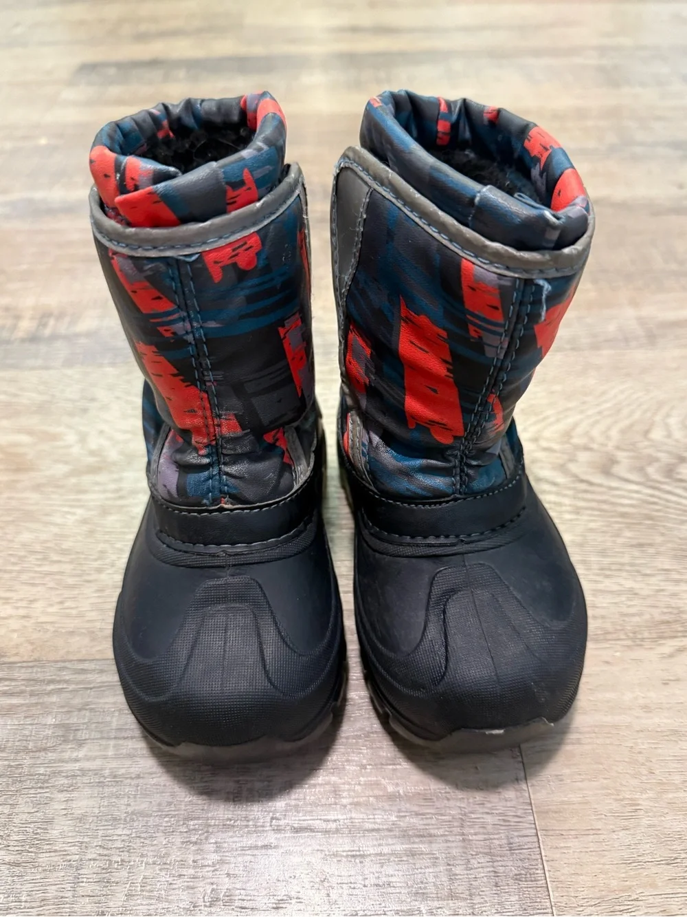 Kids Waterproof Light-Up Winter Boots in Black and Red Size 7/8C